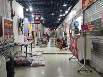 到点关门引争议 即墨服装批发市场夜半困客，回暖客流恐再遇寒